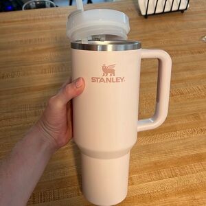 40 oz Stanley. Used lightly.